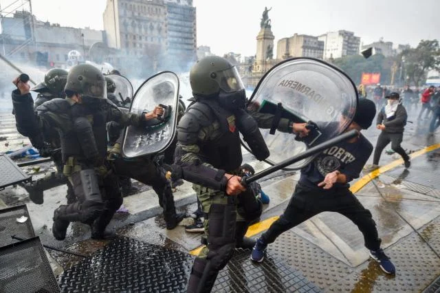 Argentines Clash with Police