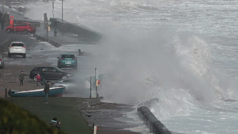 Storm Ashley to Hit with Powerful Winds, Warnings Announced Storm Ashley to Hit with Powerful Winds, Warnings Announced