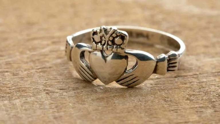 how to wear a claddagh ring