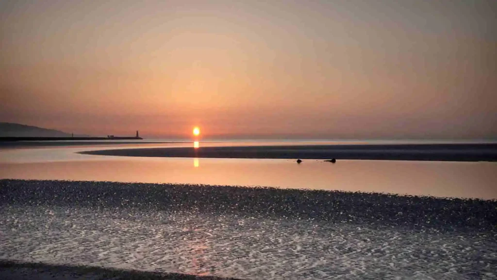 Great South Wall Walk | A Walk to Poolbeg Lighthouse Dublin Scenic Spots
- great south wall
