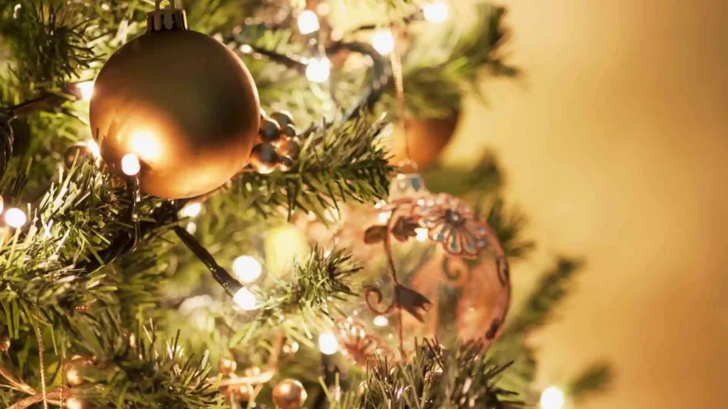 How to Decorate a Christmas Tree (Step-by-Step Guide) how to decorate a christmas tree